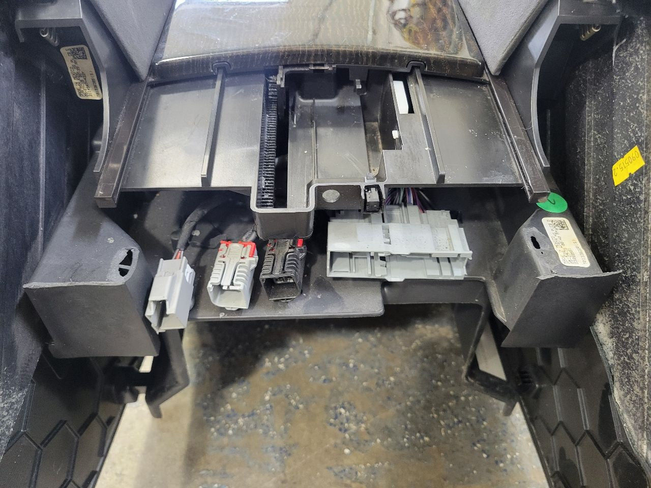 2015 ESCALADE PLATINUM CENTER CONSOLE W/COOLER 27936 - image 8