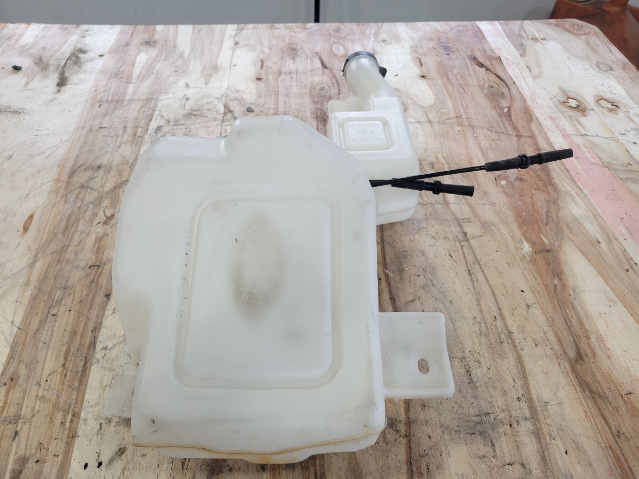 2011 CORVETTE WINDSHIELD WASHER FLUID BOTTLE 27949 - image 2