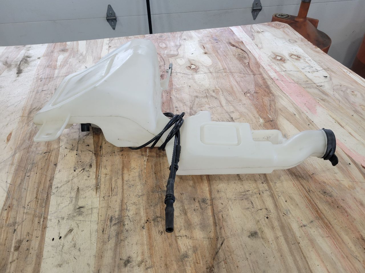 2011 CORVETTE WINDSHIELD WASHER FLUID BOTTLE 27949 - image 3