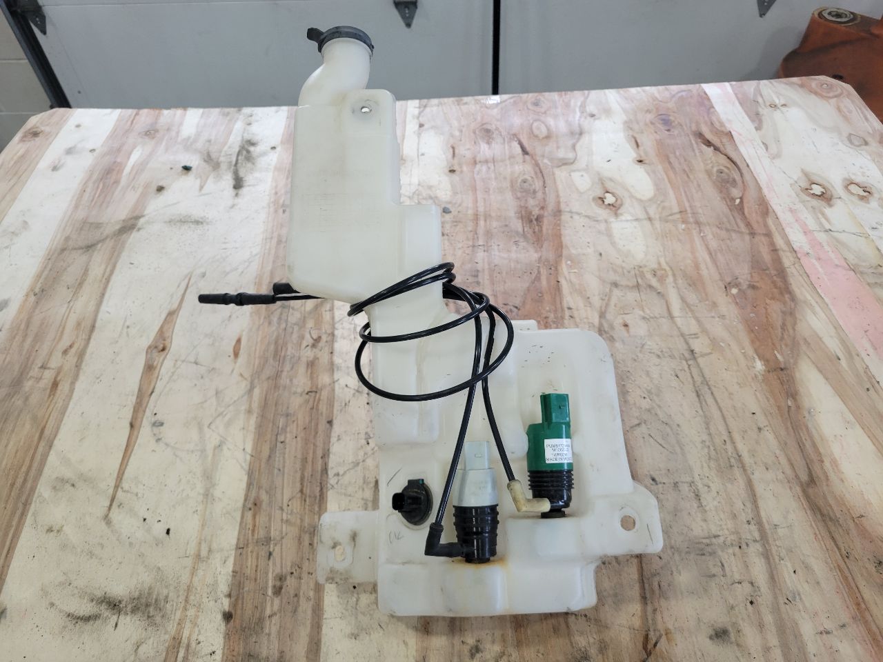 2011 CORVETTE WINDSHIELD WASHER FLUID BOTTLE 27949 - image 7