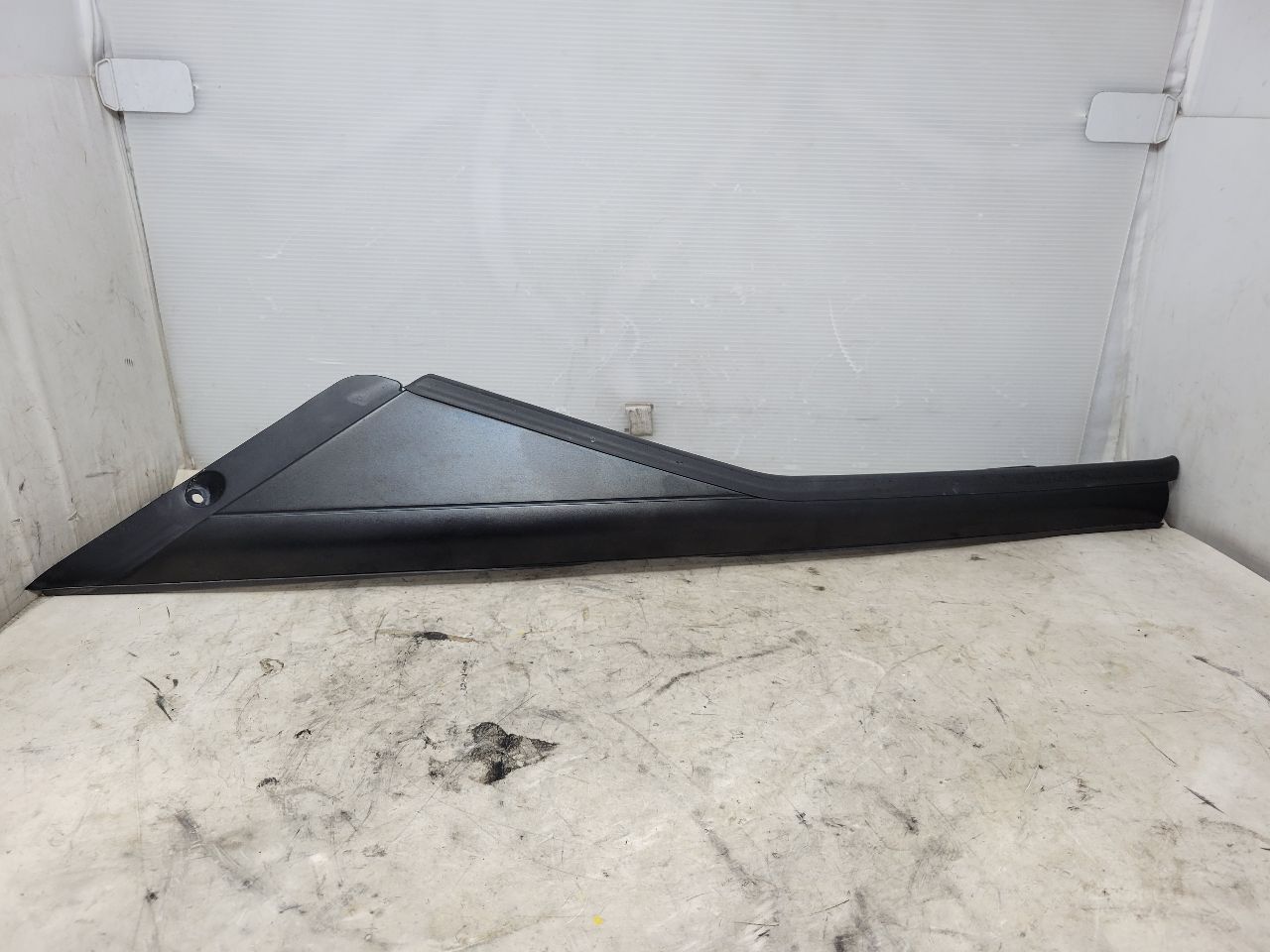2011 CORVETTE RH PASSENGER EXTERIOR A PILLAR TRIM 27966 - image 1