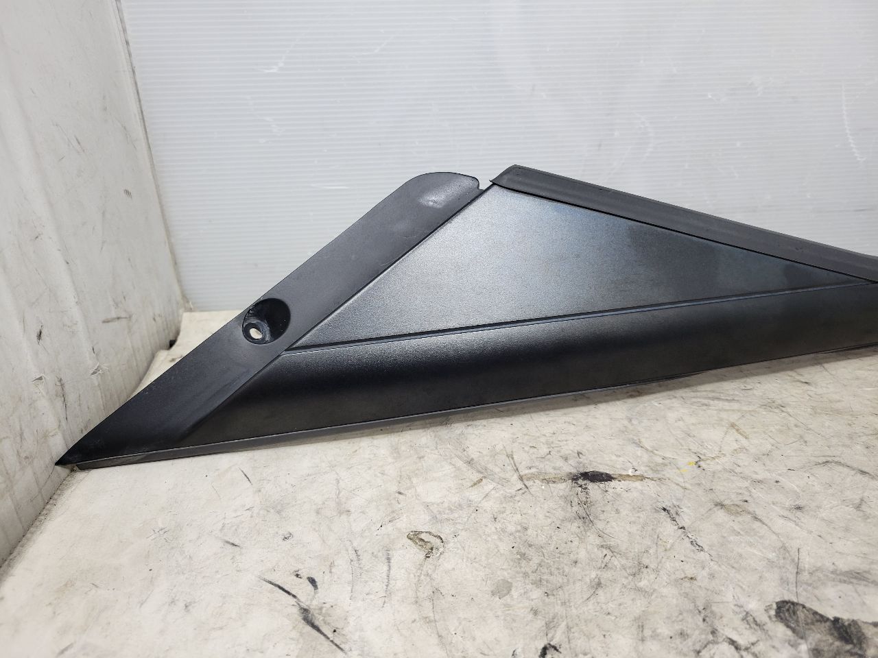 2011 CORVETTE RH PASSENGER EXTERIOR A PILLAR TRIM 27966 - image 2