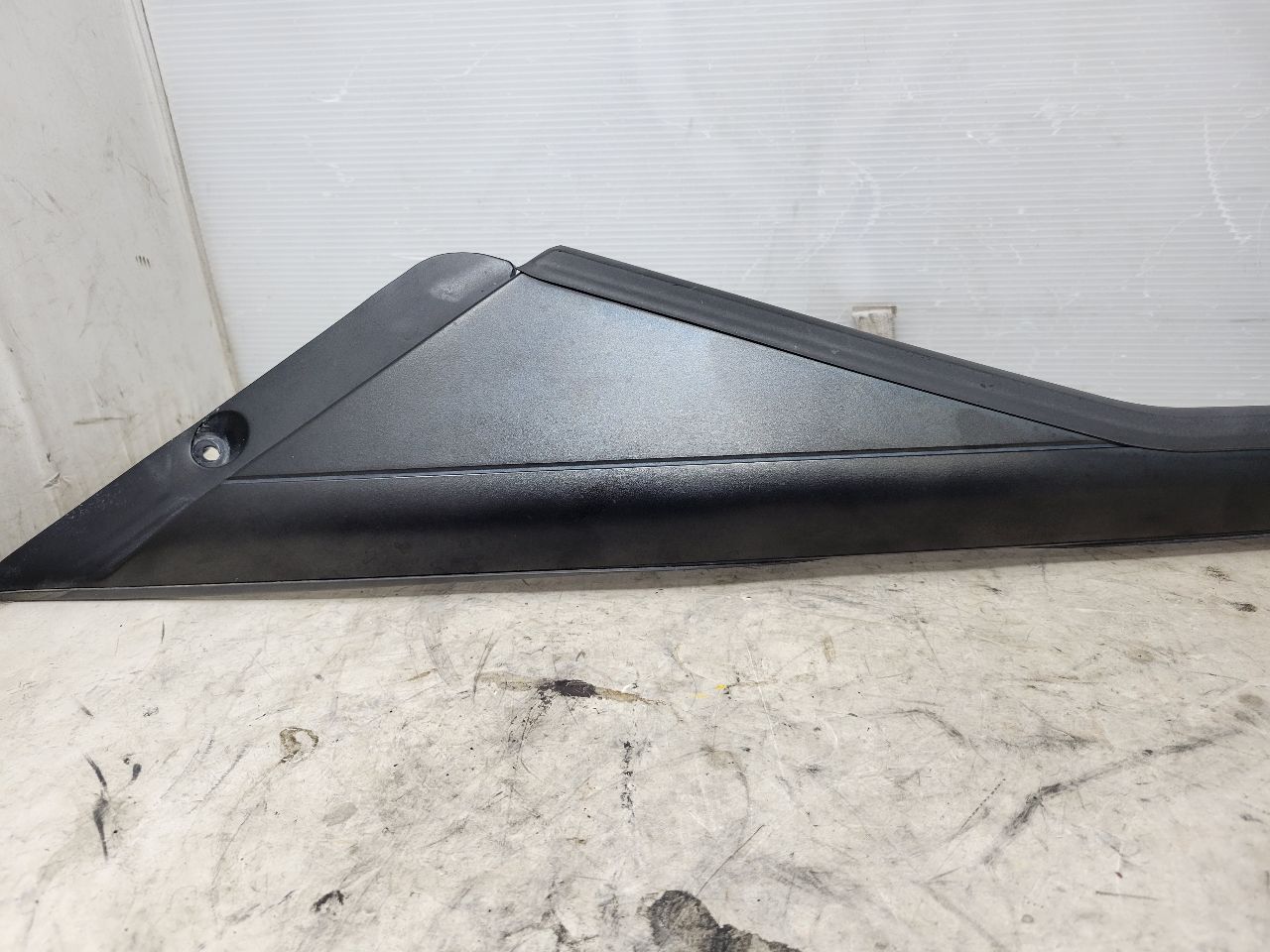 2011 CORVETTE RH PASSENGER EXTERIOR A PILLAR TRIM 27966 - image 4