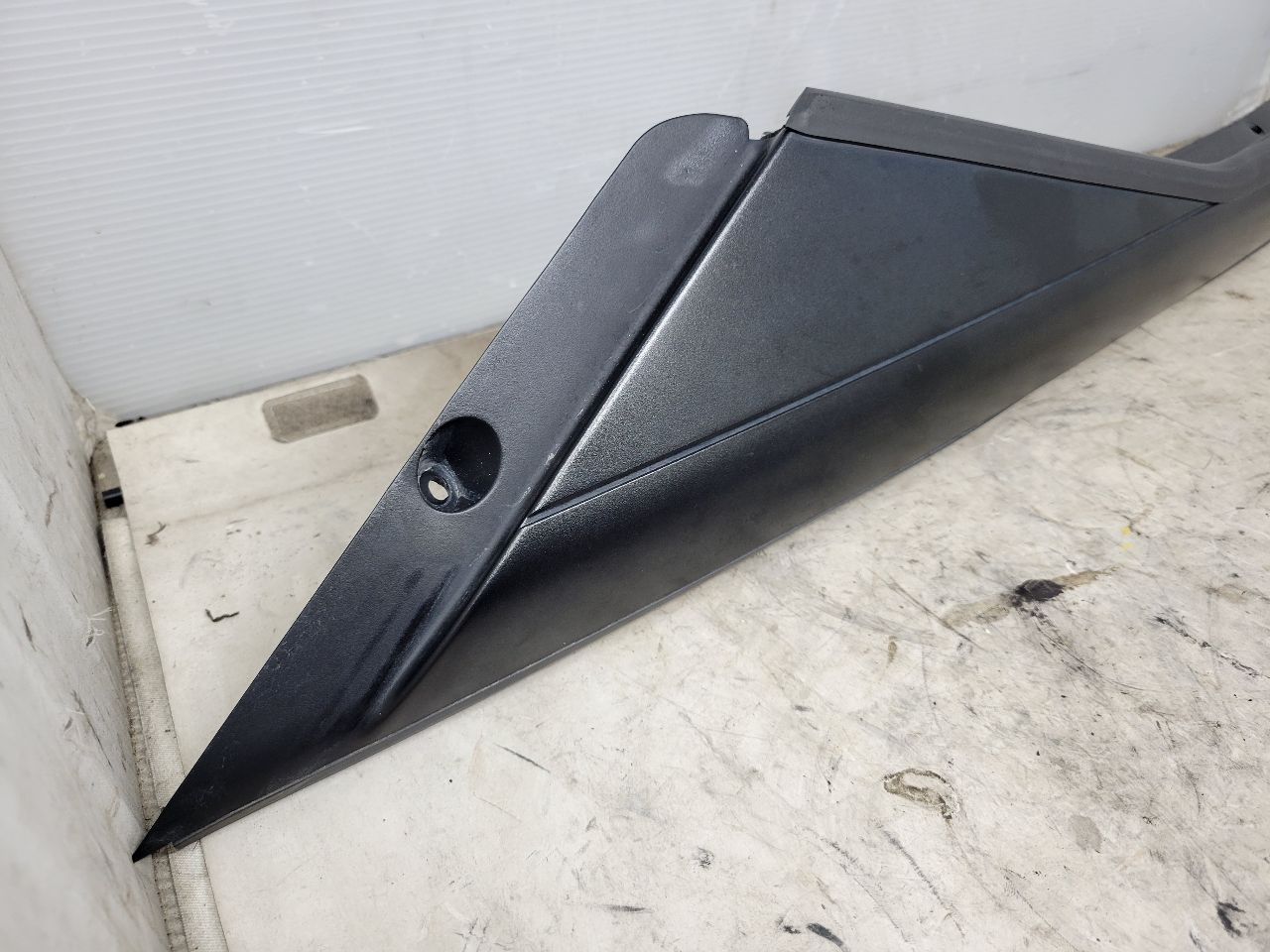 2011 CORVETTE RH PASSENGER EXTERIOR A PILLAR TRIM 27966 - image 5