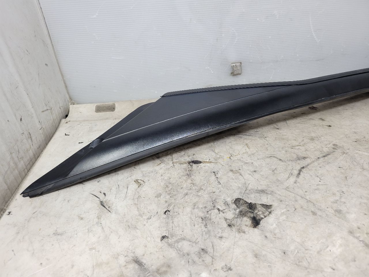 2011 CORVETTE RH PASSENGER EXTERIOR A PILLAR TRIM 27966 - image 6