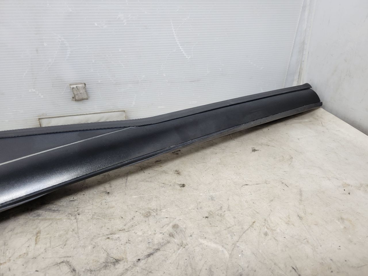 2011 CORVETTE RH PASSENGER EXTERIOR A PILLAR TRIM 27966 - image 7