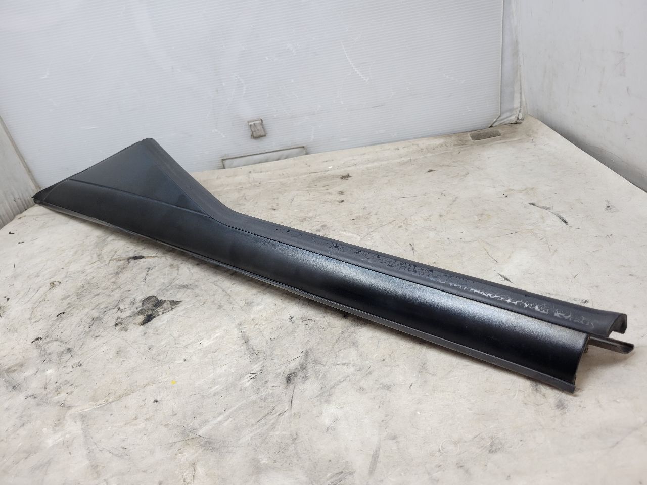 2011 CORVETTE RH PASSENGER EXTERIOR A PILLAR TRIM 27966 - image 8