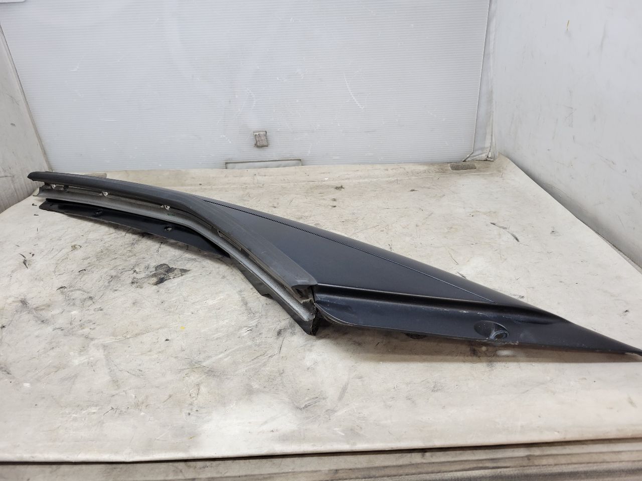 2011 CORVETTE RH PASSENGER EXTERIOR A PILLAR TRIM 27966 - image 11
