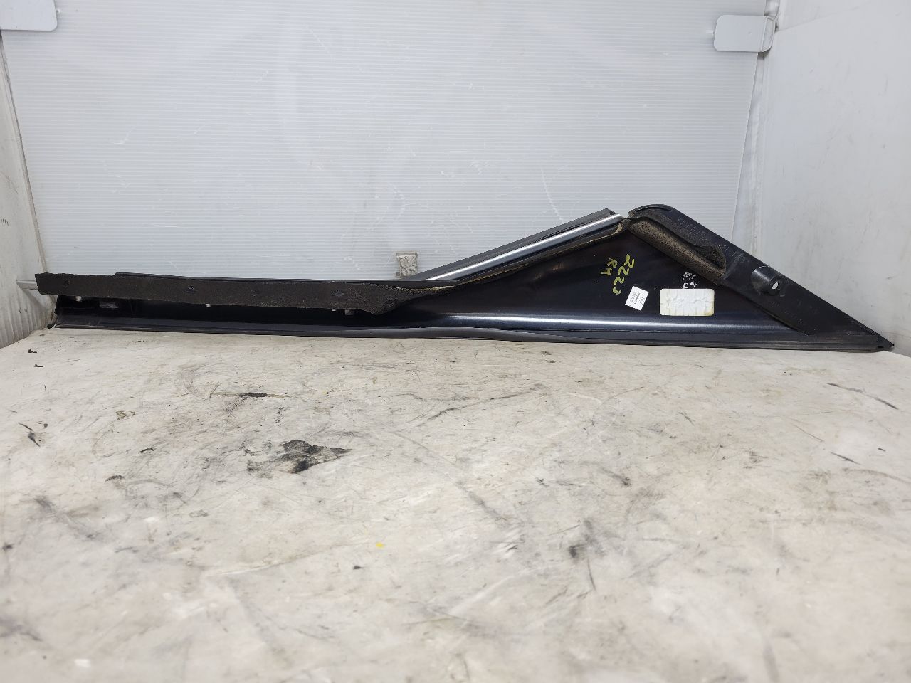 2011 CORVETTE RH PASSENGER EXTERIOR A PILLAR TRIM 27966 - image 12