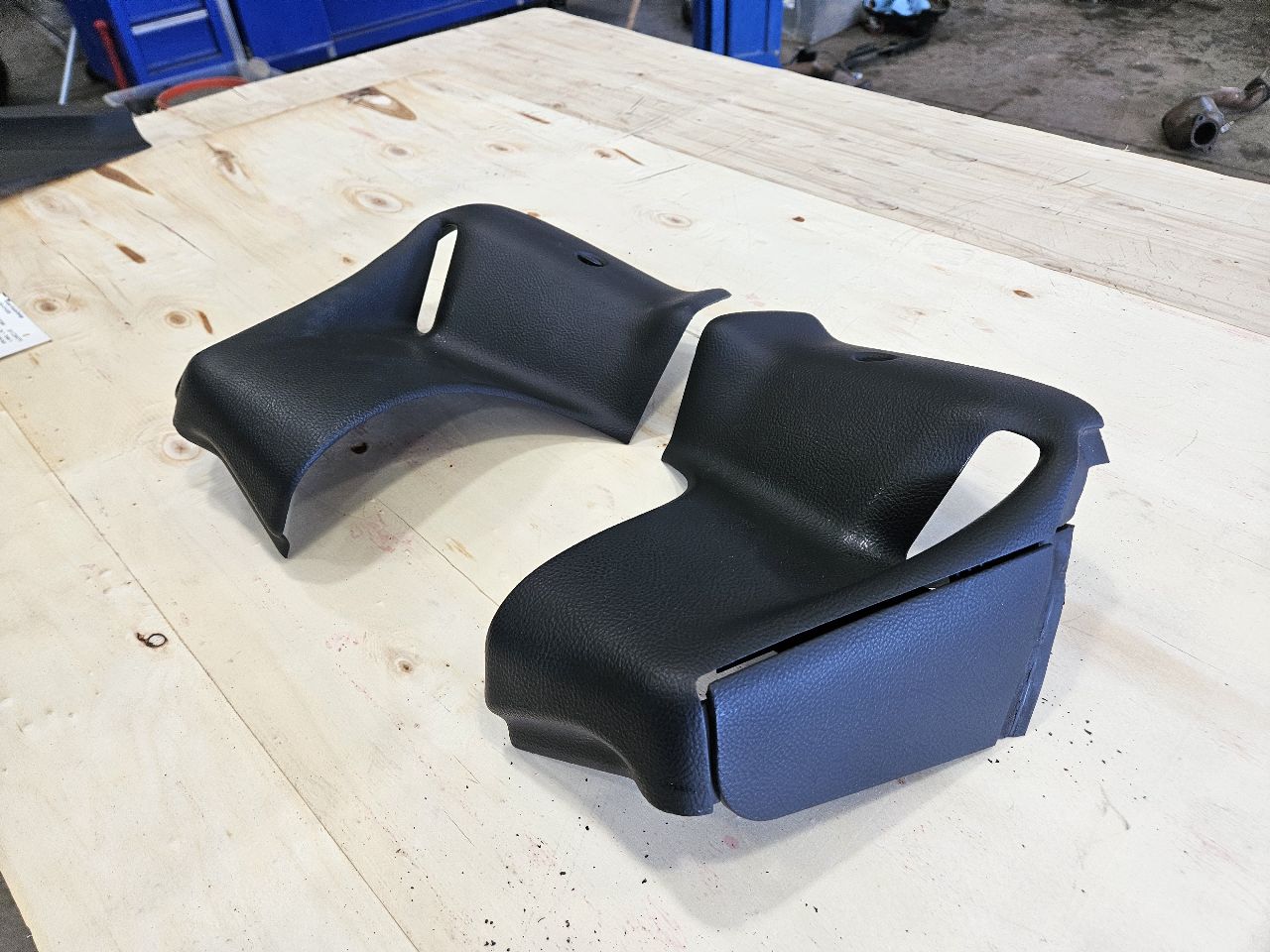 2011 CORVETTE B PILLAR SEAT BELT TRIM COVERS PAIR 27989 - image 6