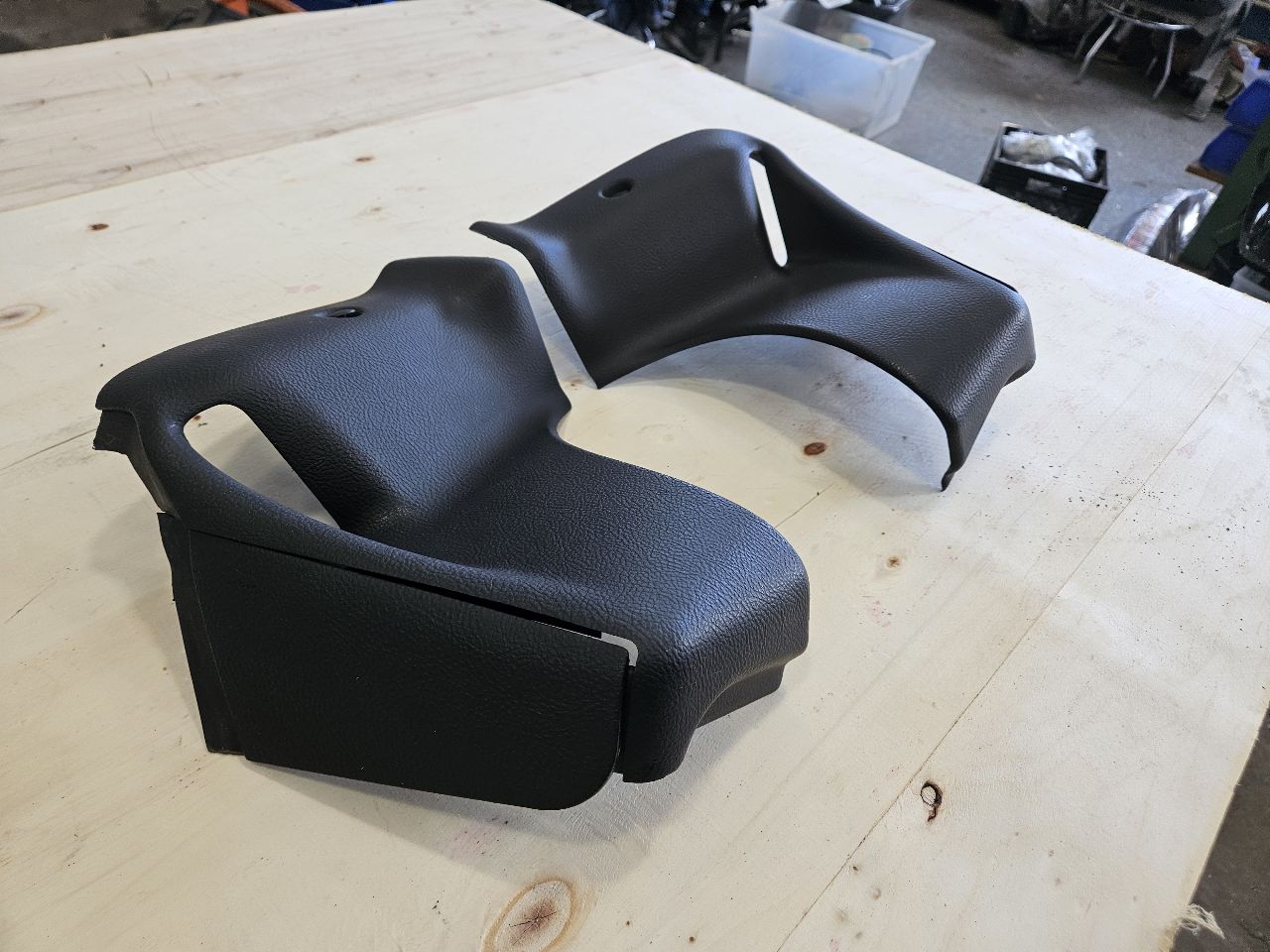 2011 CORVETTE B PILLAR SEAT BELT TRIM COVERS PAIR 27989 - image 7