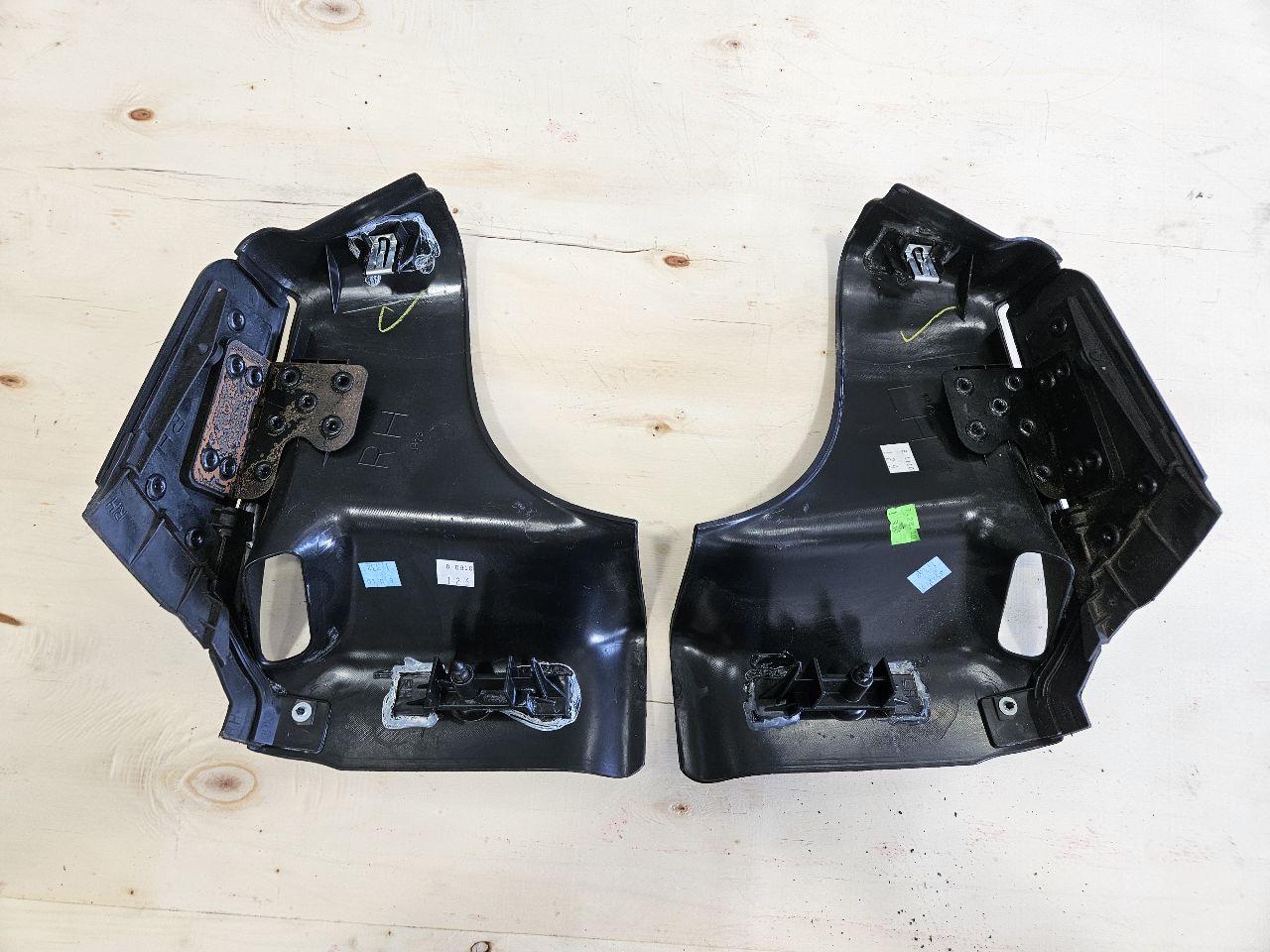 2011 CORVETTE B PILLAR SEAT BELT TRIM COVERS PAIR 27989 - image 9