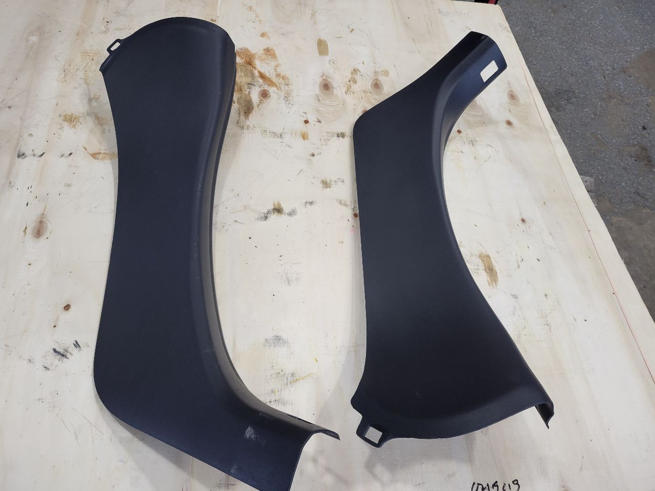 2011 CORVETTE B PILLAR SEAT BELT TRIM COVERS PAIR 27989 - image 12