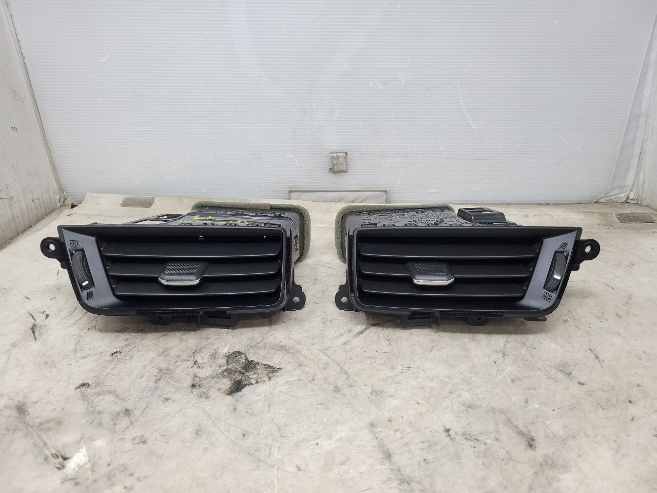 2017 SIERDEN15 SET OF 4 DASH VENTS LH RH 28032 - image 2
