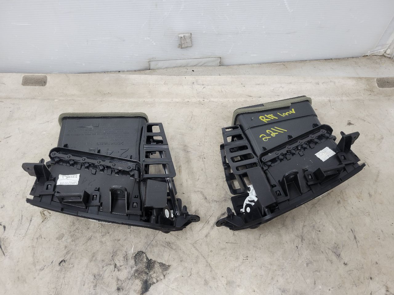 2017 SIERDEN15 SET OF 4 DASH VENTS LH RH 28032 - image 4