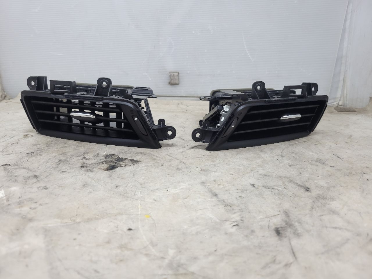 2017 SIERDEN15 SET OF 4 DASH VENTS LH RH 28032 - image 5