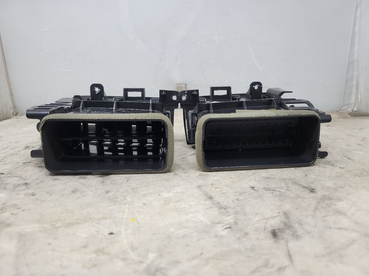 2017 SIERDEN15 SET OF 4 DASH VENTS LH RH 28032 - image 6