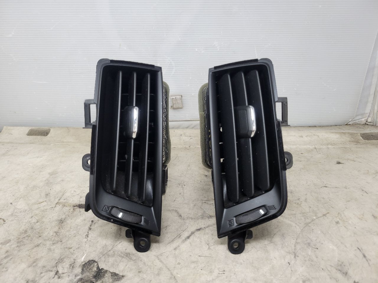 2017 SIERDEN15 SET OF 4 DASH VENTS LH RH 28032 - image 8