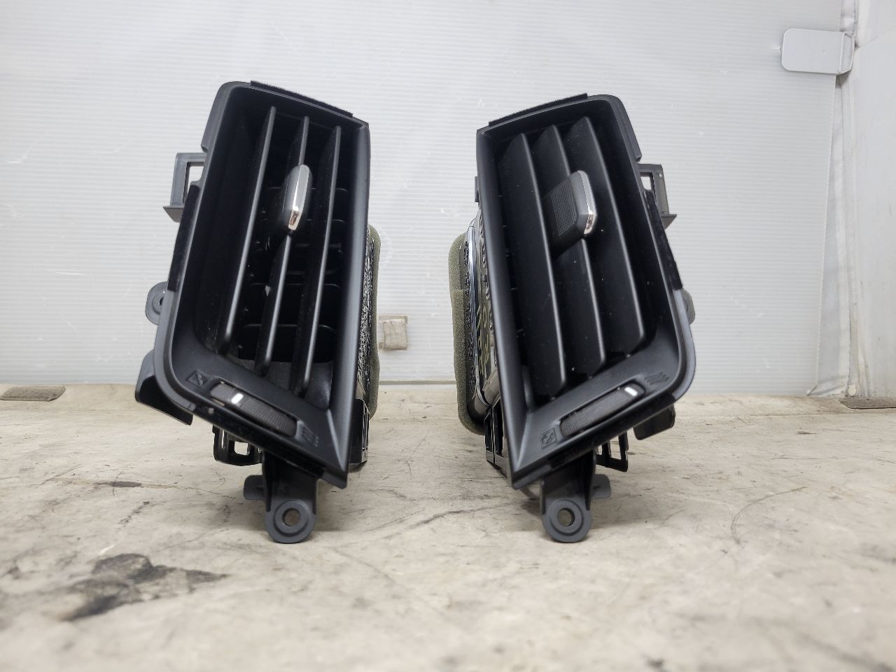 2017 SIERDEN15 SET OF 4 DASH VENTS LH RH 28032 - image 9