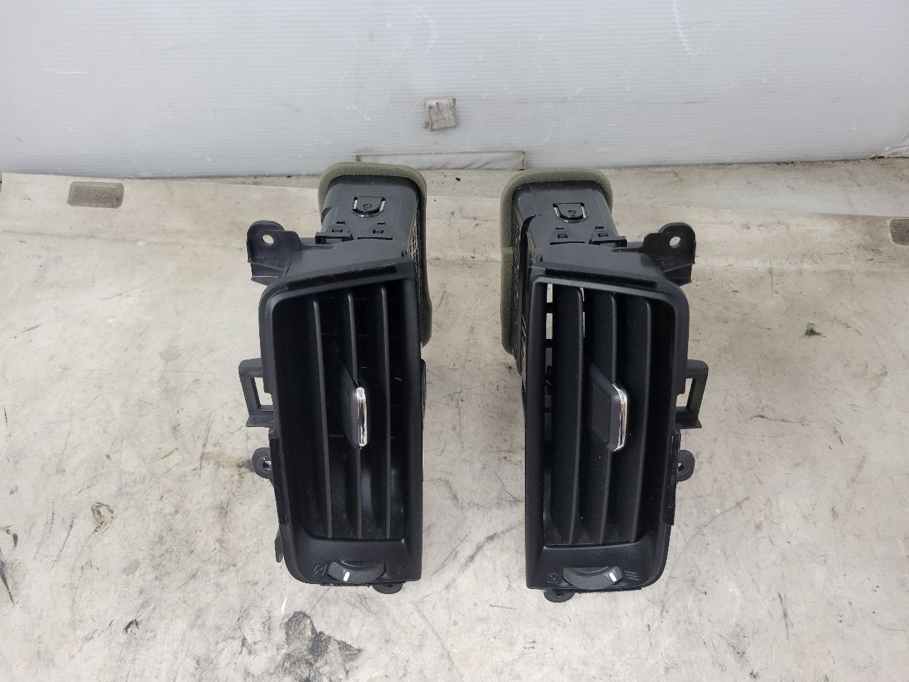 2017 SIERDEN15 SET OF 4 DASH VENTS LH RH 28032 - image 10