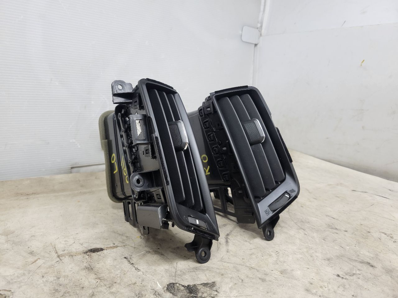2017 SIERDEN15 SET OF 4 DASH VENTS LH RH 28032 - image 11