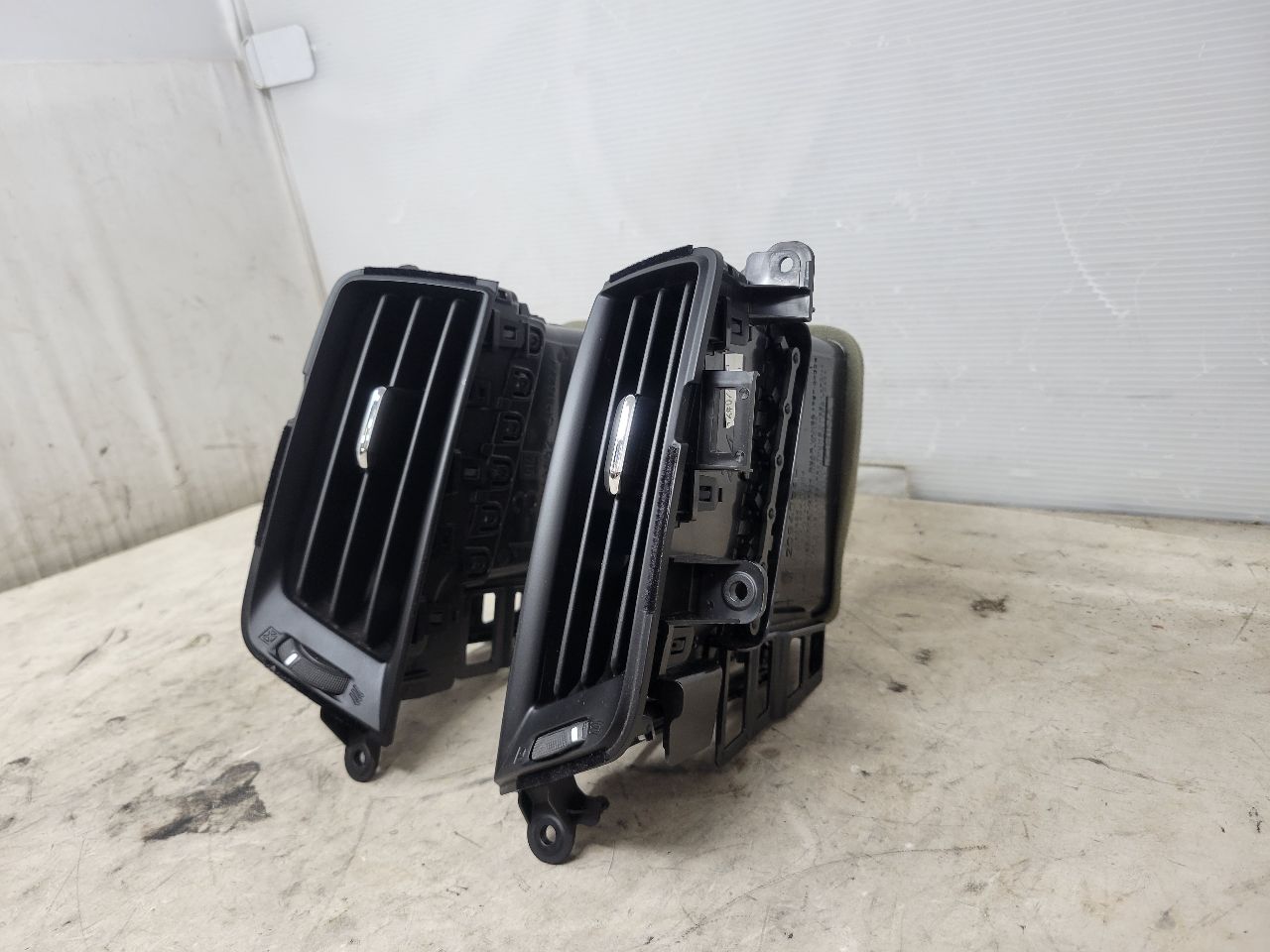 2017 SIERDEN15 SET OF 4 DASH VENTS LH RH 28032 - image 12