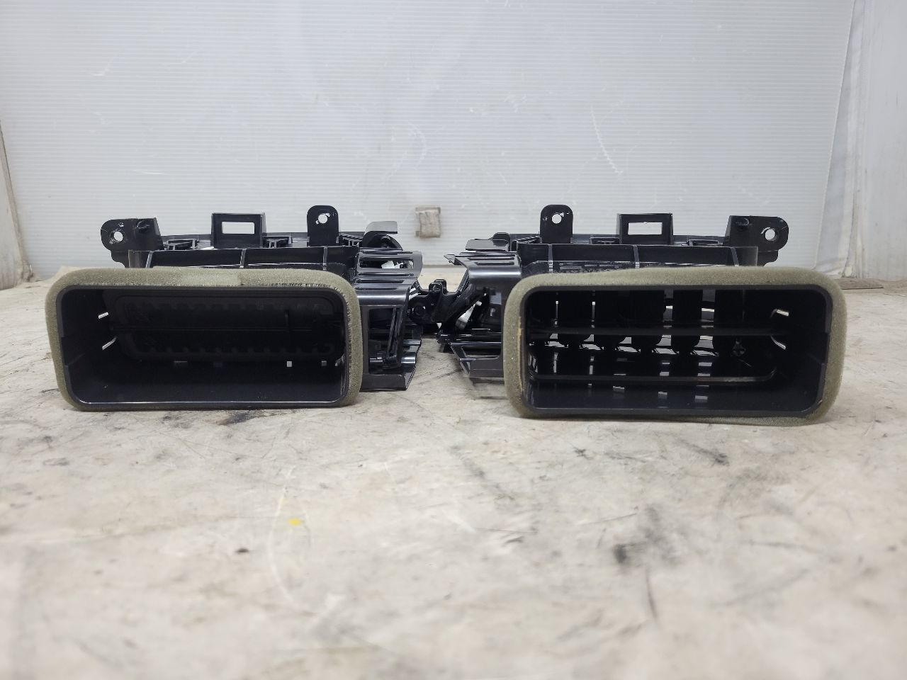 2017 SIERDEN15 SET OF 4 DASH VENTS LH RH 28032 - image 13