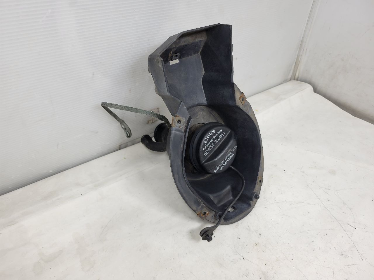 1998 CORVETTE FUEL FILLER NECK & DOOR MOUNT 28104 - image 3