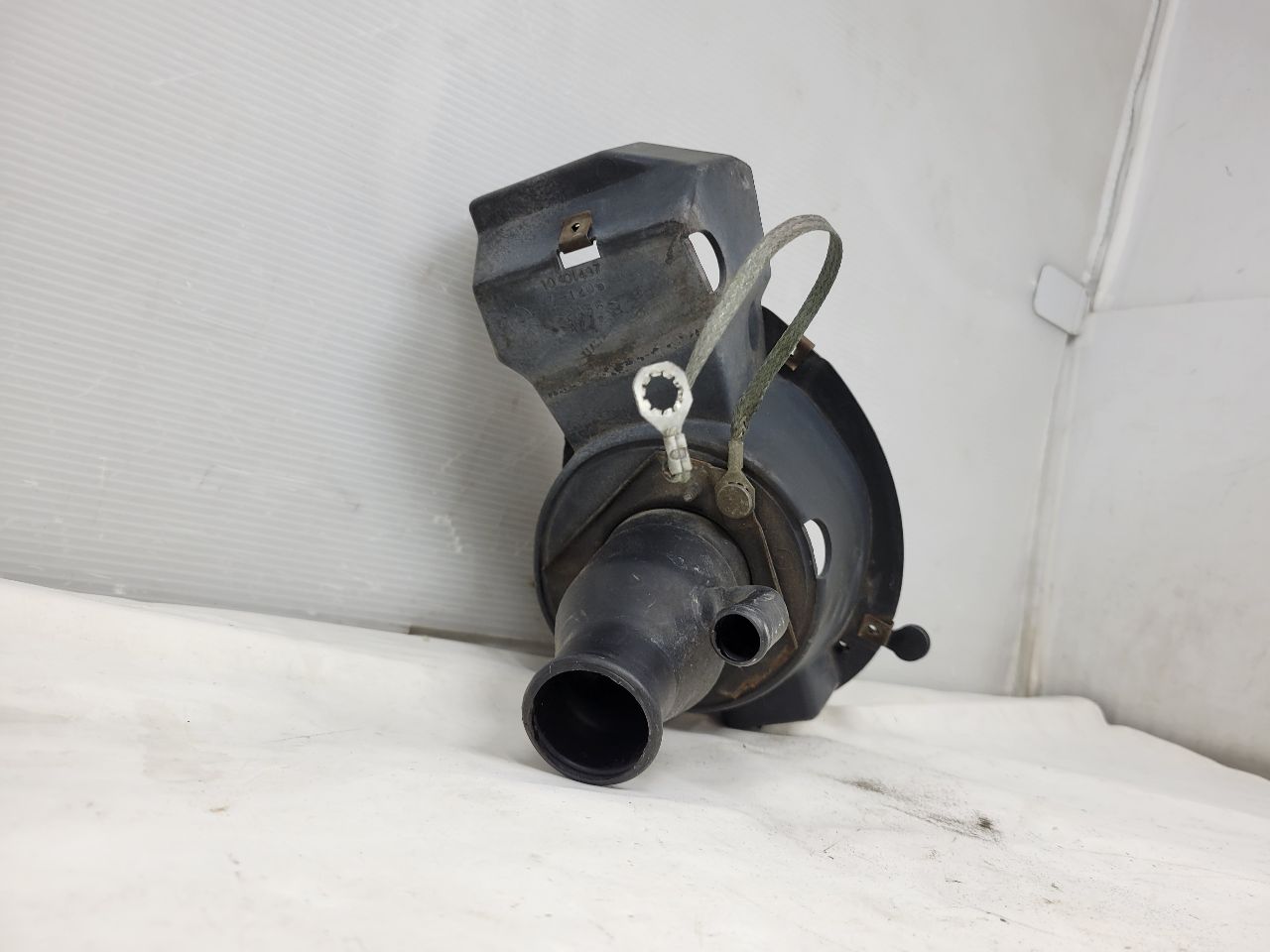 1998 CORVETTE FUEL FILLER NECK & DOOR MOUNT 28104 - image 5
