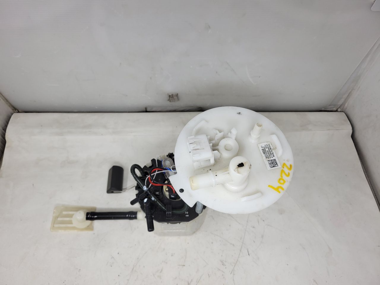SS 1LE INTANK FUEL PUMP 19K MILES 28110 - image 1