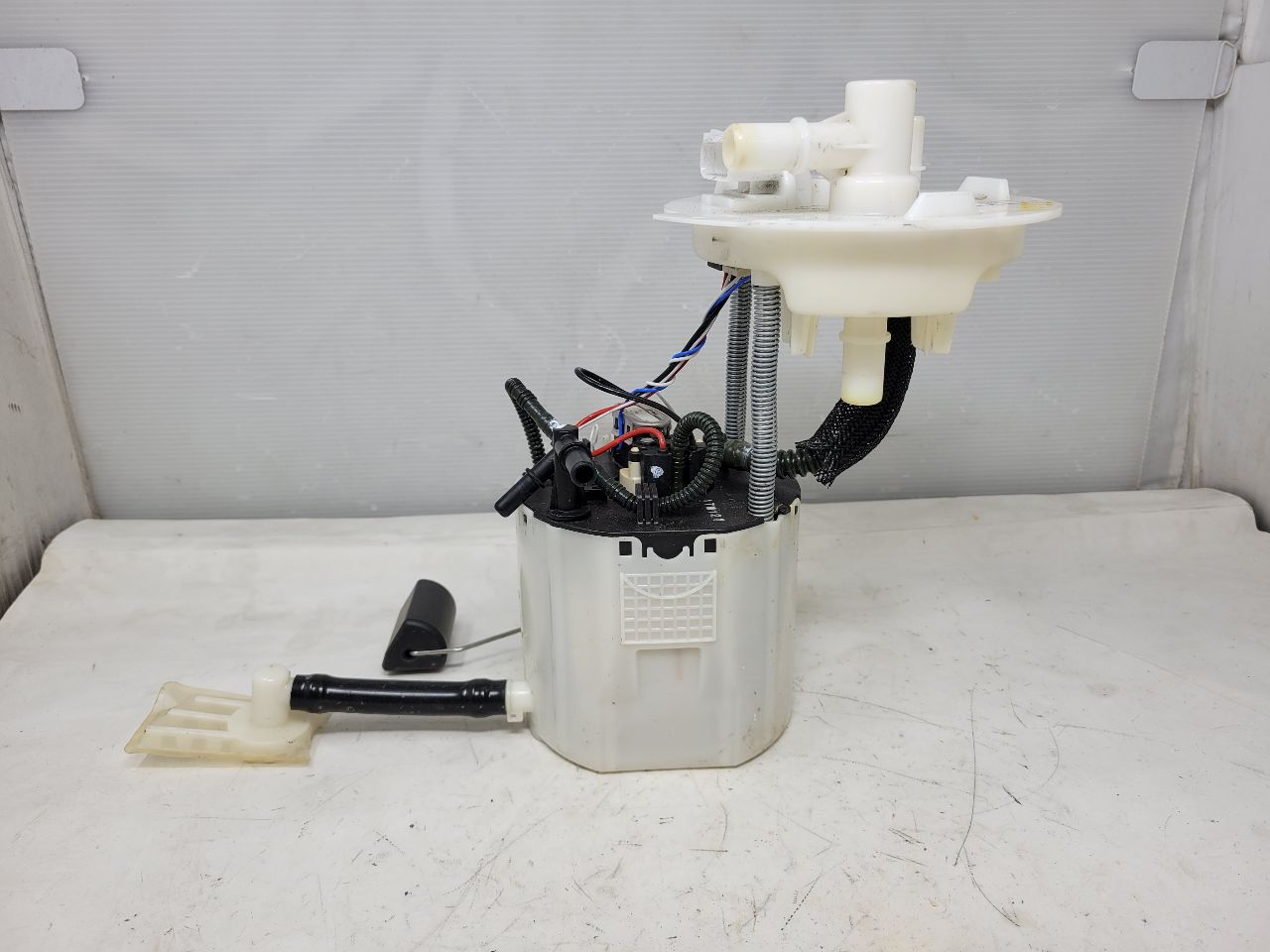 SS 1LE INTANK FUEL PUMP 19K MILES 28110 - image 2