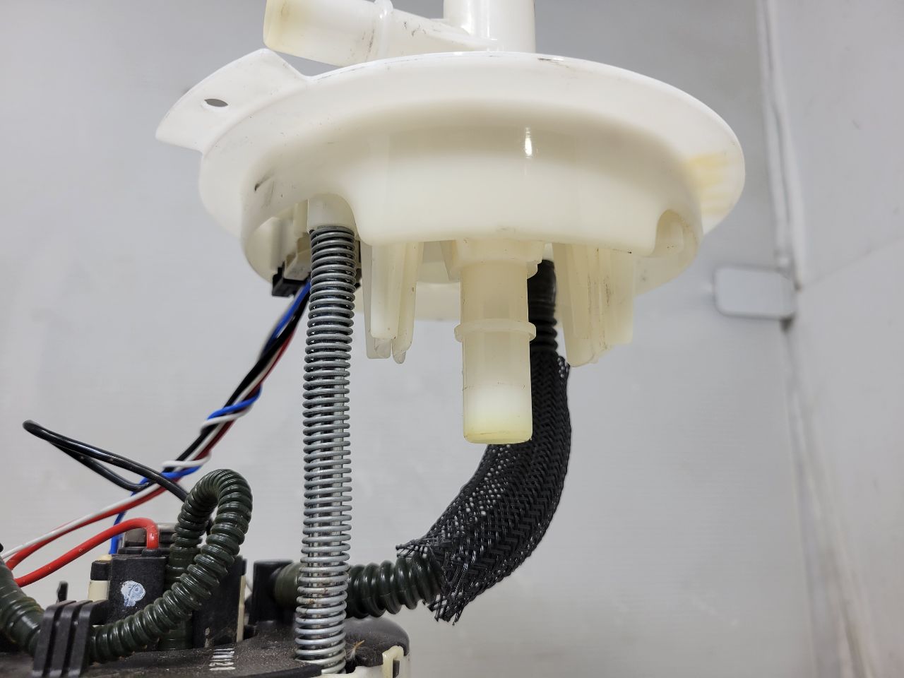 SS 1LE INTANK FUEL PUMP 19K MILES 28110 - image 4
