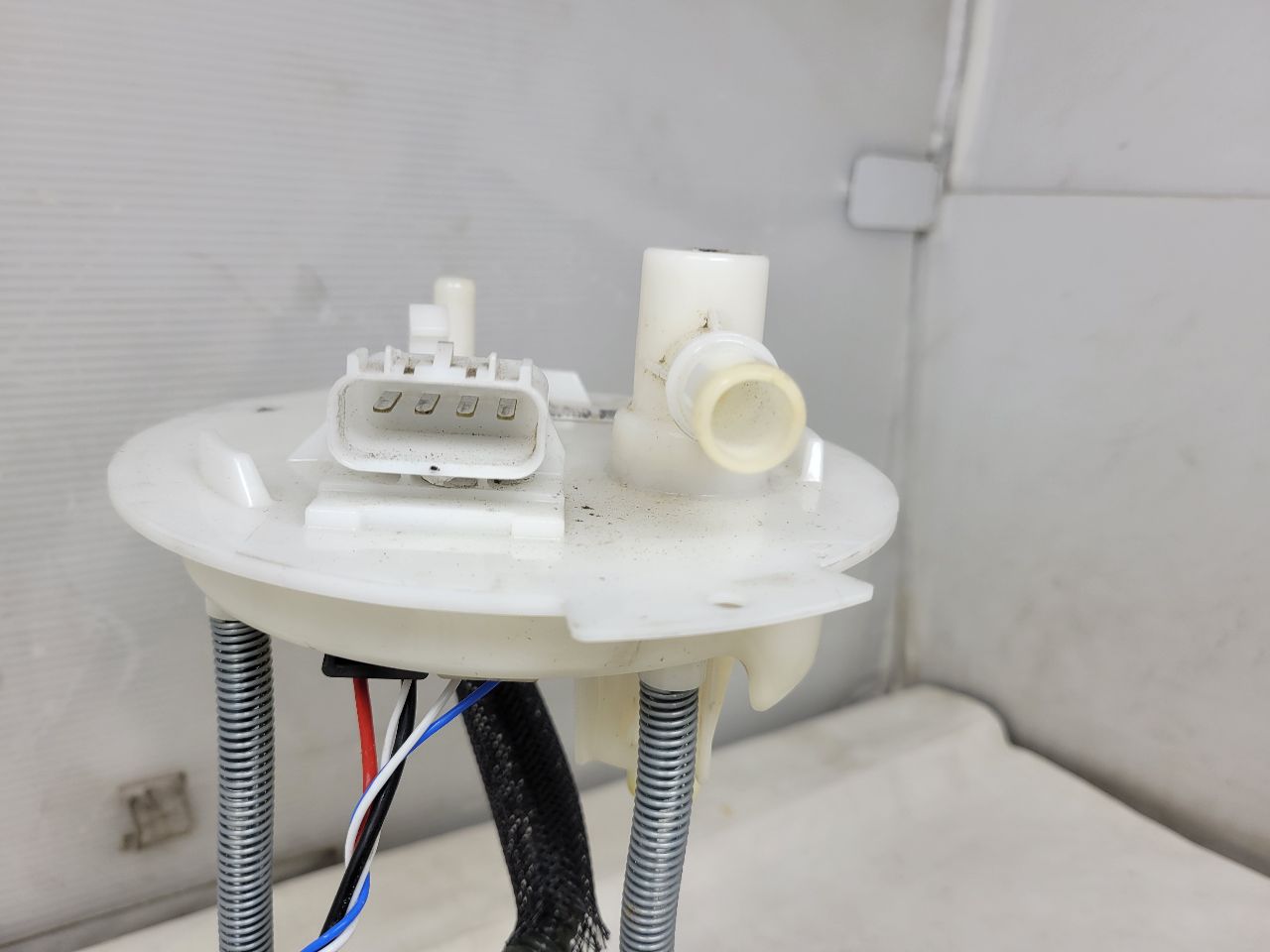 SS 1LE INTANK FUEL PUMP 19K MILES 28110 - image 6