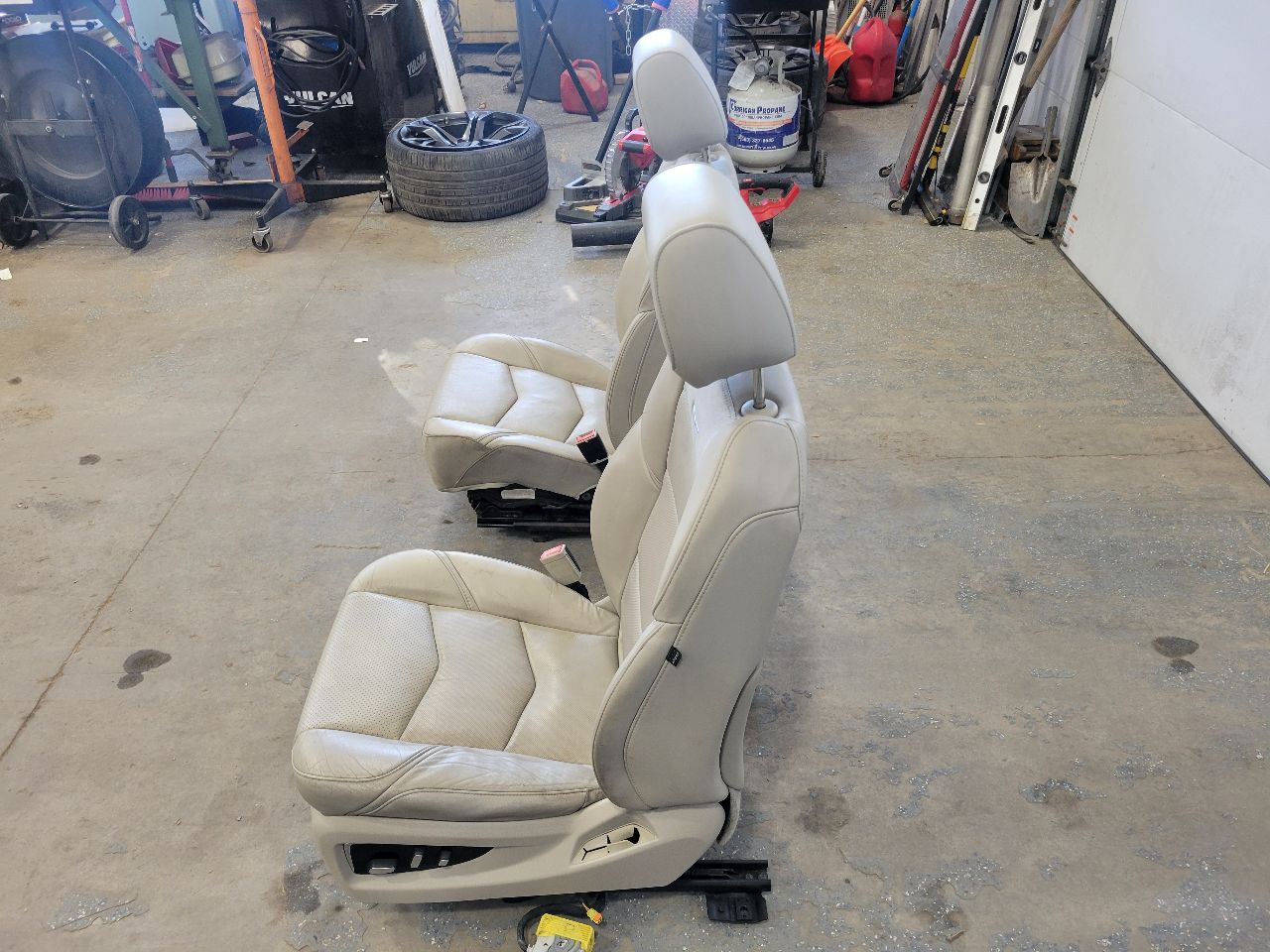 2016 ESCALADE FRONT SEATS, PAIR SHALE / BEIGE 28146 - image 3