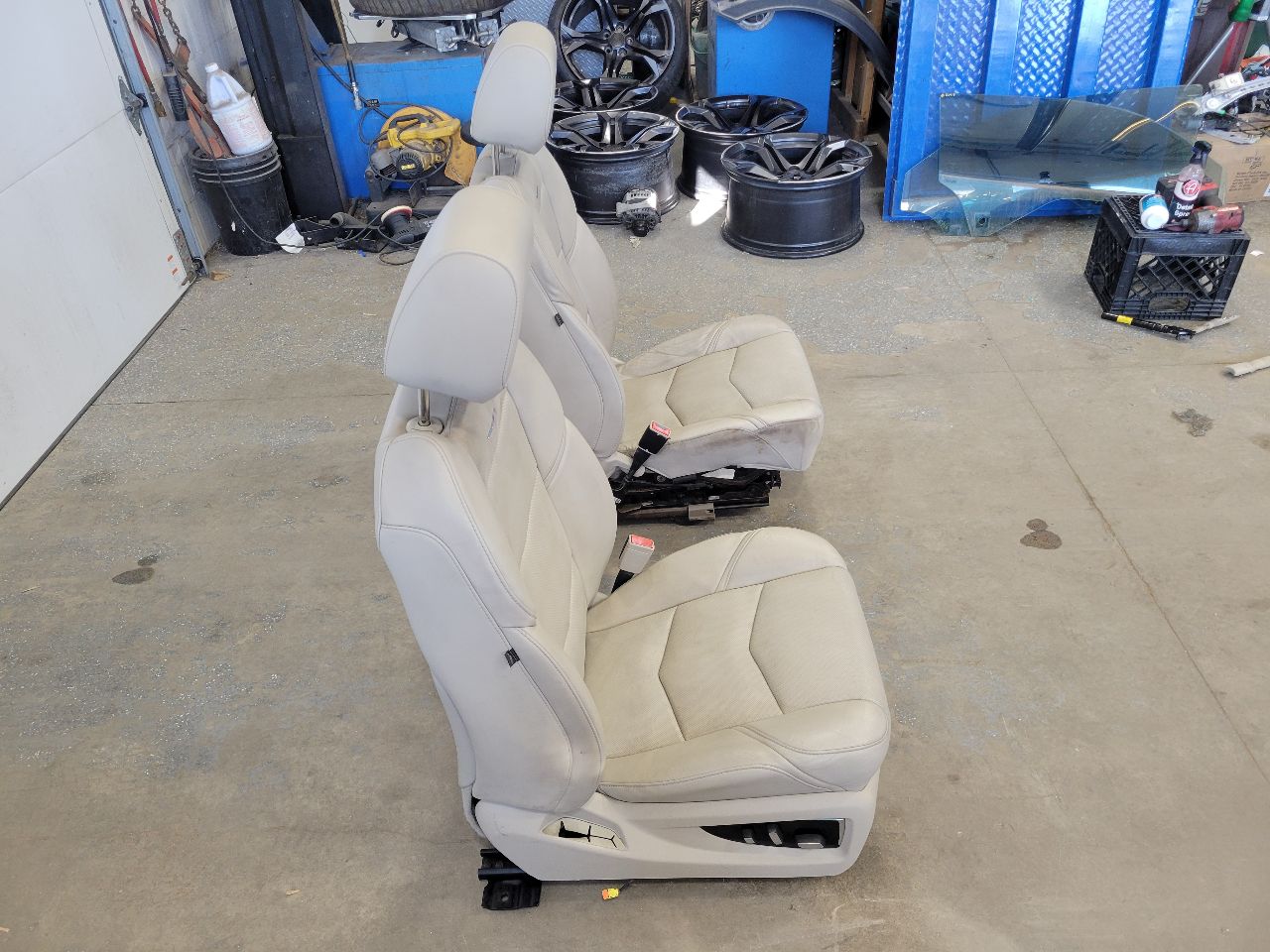 2016 ESCALADE FRONT SEATS, PAIR SHALE / BEIGE 28146 - image 4