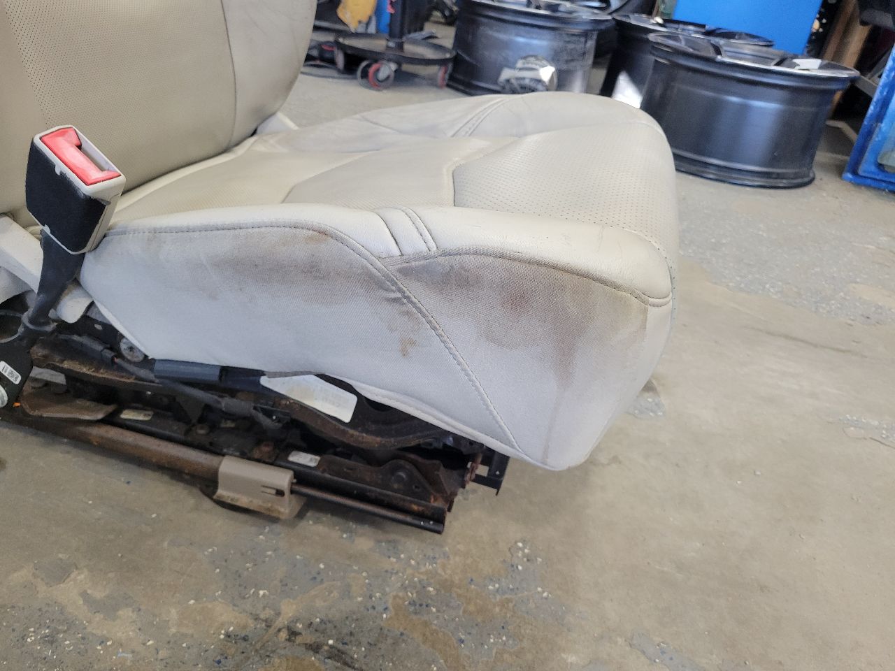 2016 ESCALADE FRONT SEATS, PAIR SHALE / BEIGE 28146 - image 5