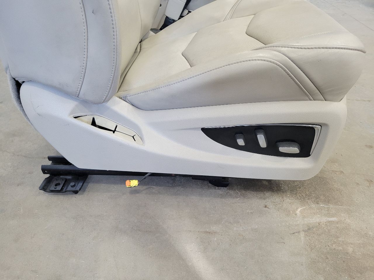 2016 ESCALADE FRONT SEATS, PAIR SHALE / BEIGE 28146 - image 13