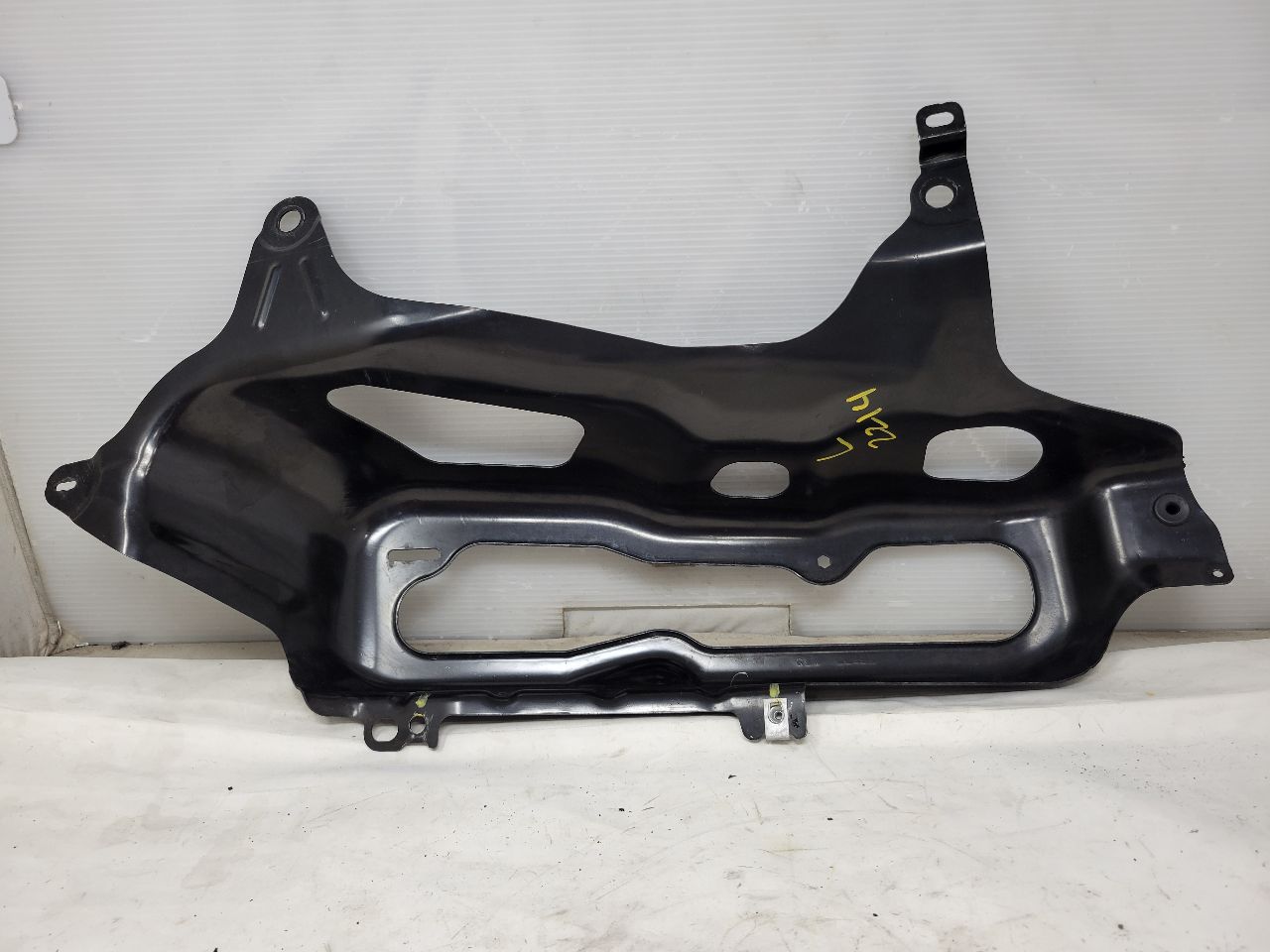2014 CAMARO LH DRIVER TAIL LIGHT BUCKET MOUNT 28201 - image 1