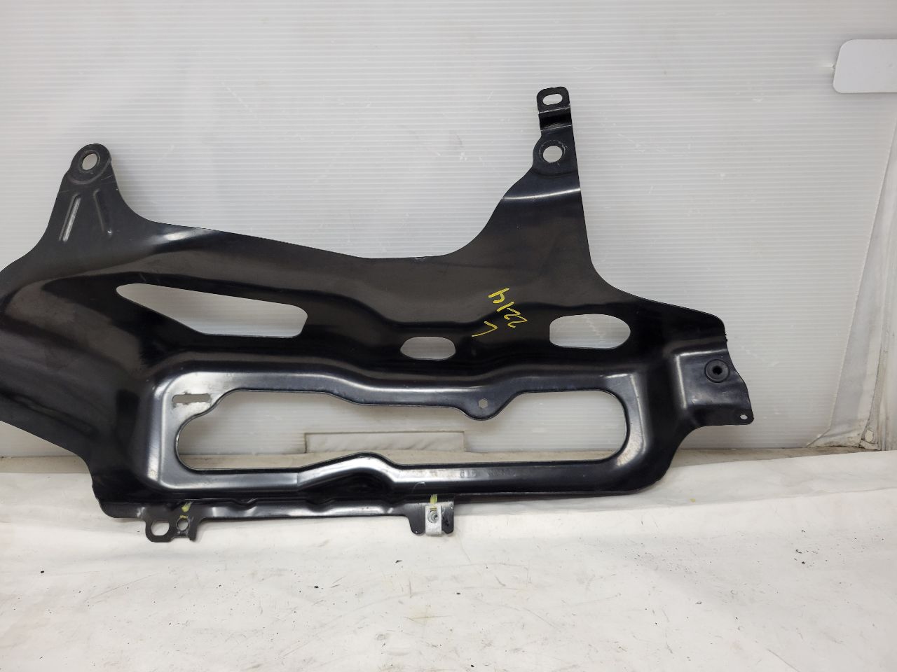 2014 CAMARO LH DRIVER TAIL LIGHT BUCKET MOUNT 28201 - image 3