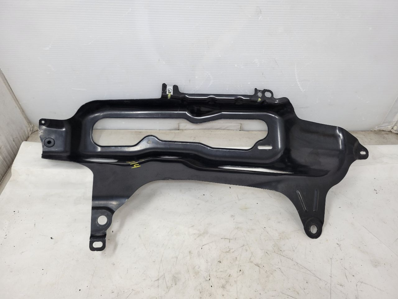 2014 CAMARO LH DRIVER TAIL LIGHT BUCKET MOUNT 28201 - image 4
