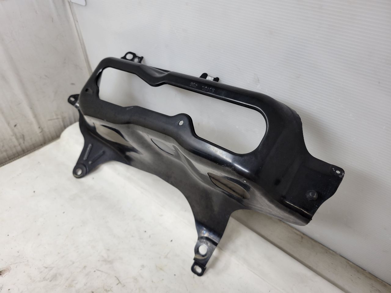 2014 CAMARO LH DRIVER TAIL LIGHT BUCKET MOUNT 28201 - image 8