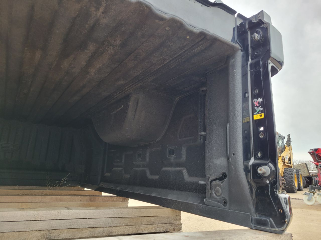 2019 SIERRA 6'6" BOX BLACK GBA/8555 8D4 DENT 28240 - image 2