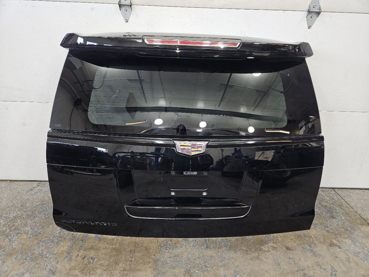 2017 ESCALADE LIFTGATE BLACK 6E1 RH CORNER BENT 28241 - image 1