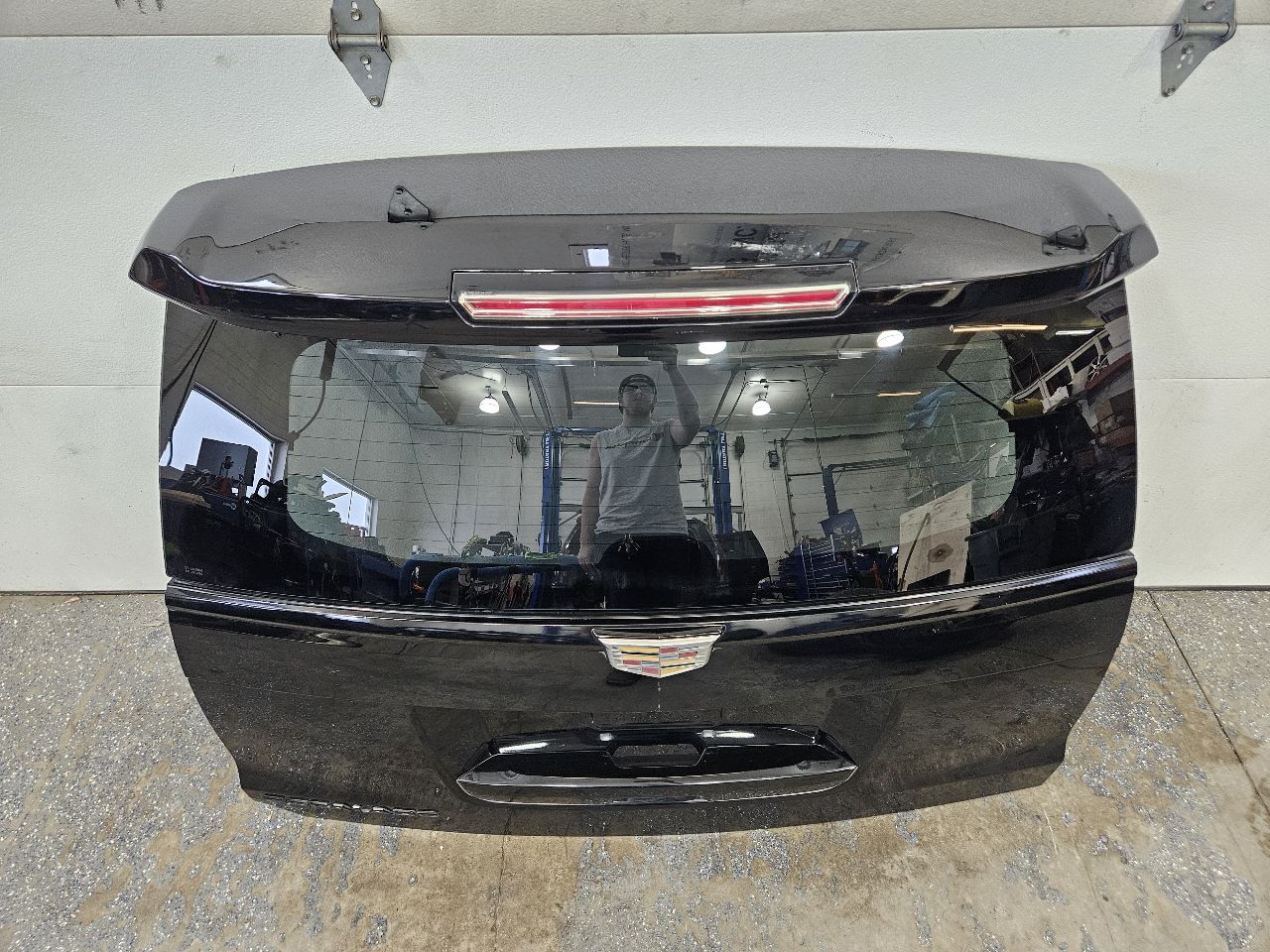 2017 ESCALADE LIFTGATE BLACK 6E1 RH CORNER BENT 28241 - image 2