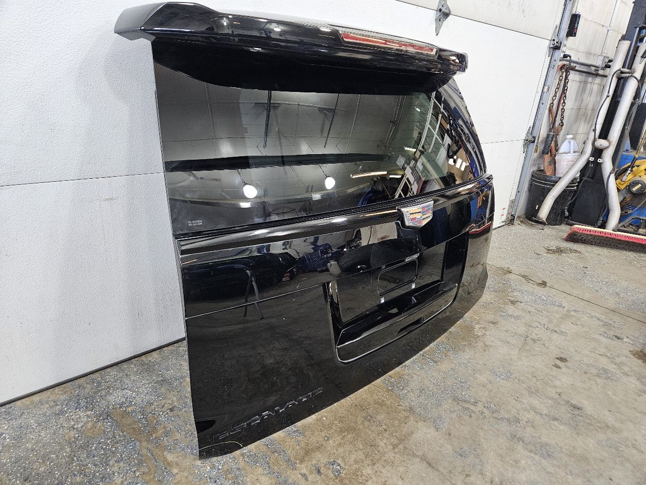 2017 ESCALADE LIFTGATE BLACK 6E1 RH CORNER BENT 28241 - image 3