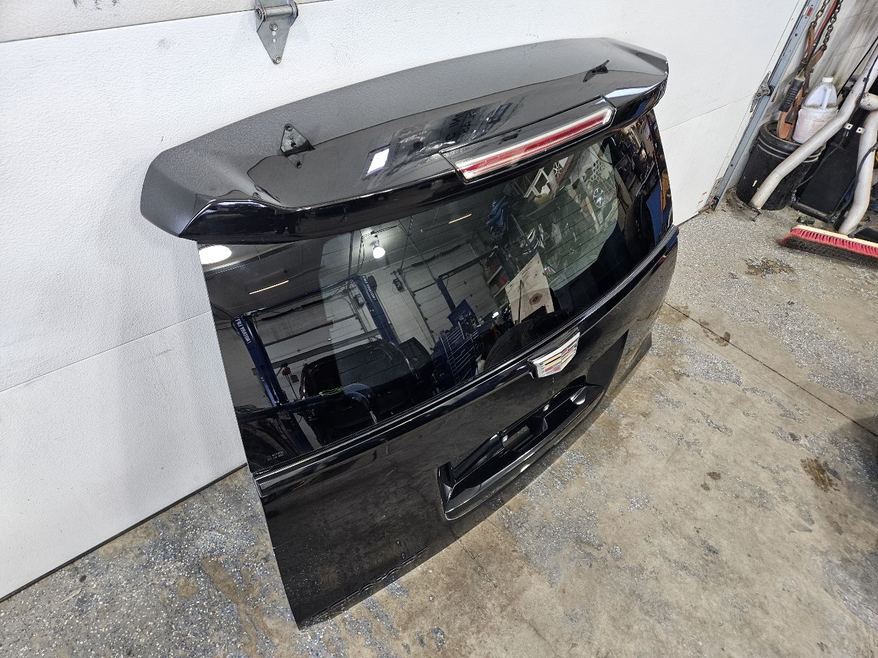 2017 ESCALADE LIFTGATE BLACK 6E1 RH CORNER BENT 28241 - image 4