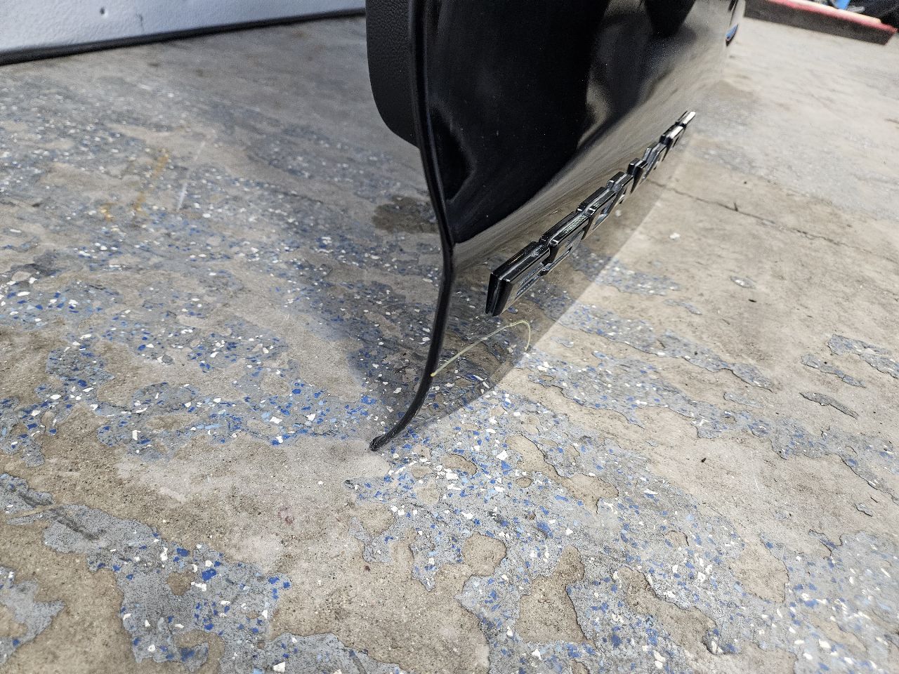 2017 ESCALADE LIFTGATE BLACK 6E1 RH CORNER BENT 28241 - image 6
