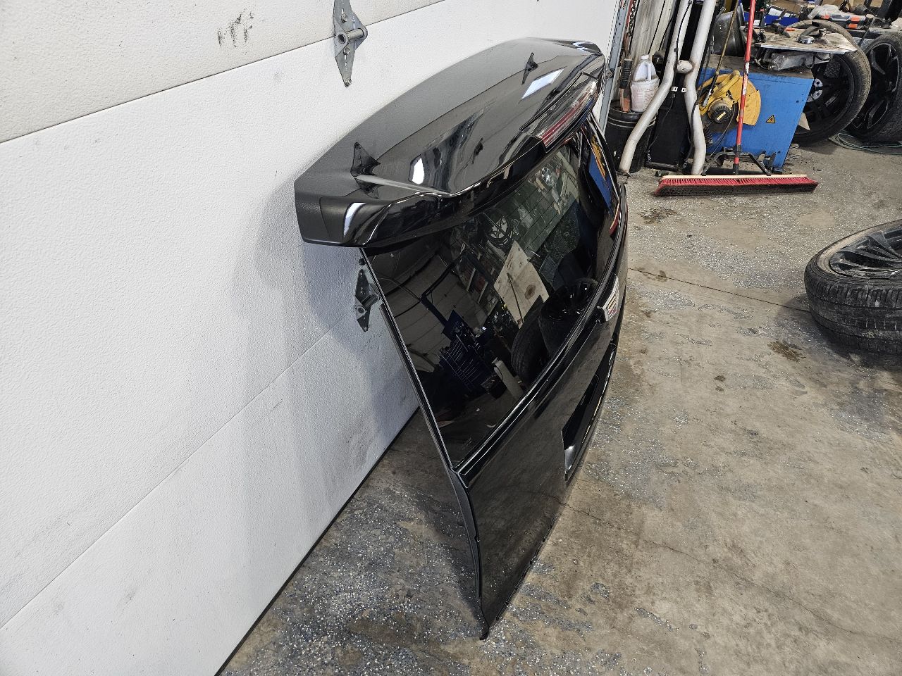 2017 ESCALADE LIFTGATE BLACK 6E1 RH CORNER BENT 28241 - image 8