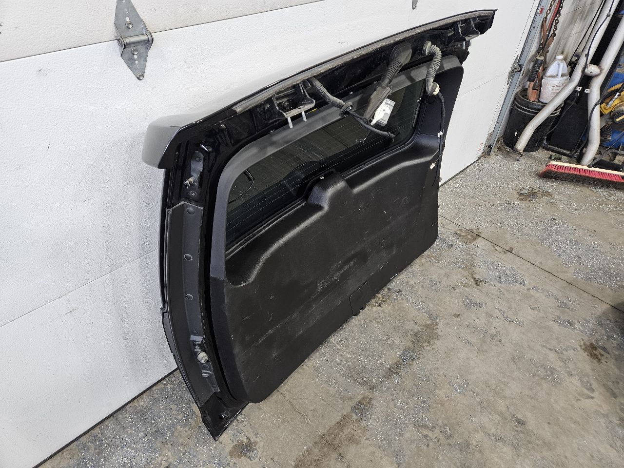 2017 ESCALADE LIFTGATE BLACK 6E1 RH CORNER BENT 28241 - image 17