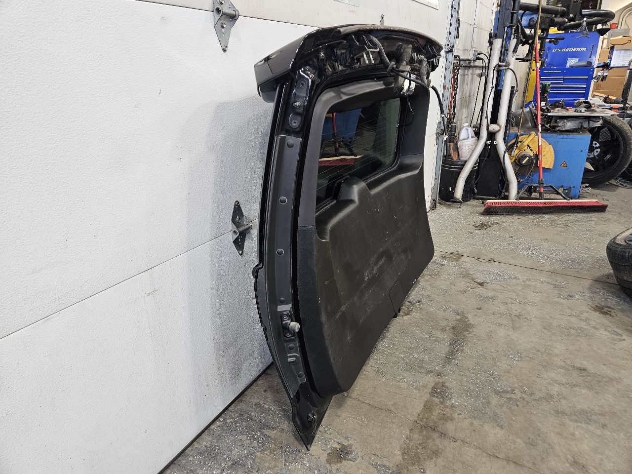 2017 ESCALADE LIFTGATE BLACK 6E1 RH CORNER BENT 28241 - image 18